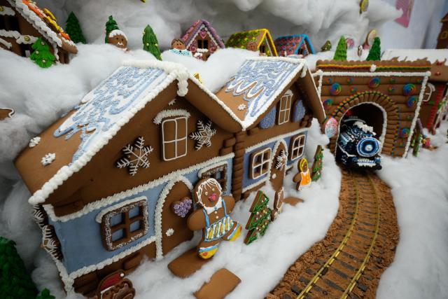 (251119) -- WARSWA, Nov. 19, 2025 (Xinhua) -- Houses and a train made from gingerbread and coloured sugar are seen at the "Gingerbread City" exhibition in Warsaw, Poland, Nov. 19, 2025. (Photo by Jaap Arriens/Xinhua)