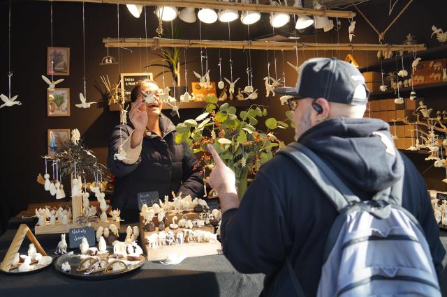 (251119) -- NEW YORK, Nov. 19, 2025 (Xinhua) -- A vendor sells gifts at the holiday market at Union Square in New York, the United States, on Nov, 19, 2025. More than 150 booths selling unique gifts created by local craftsmen and artists filled Union Square in New York city for its annual Holiday Market, which runs from November 13 to December 24, 2025. (Xinhua/Zhang Fengguo)