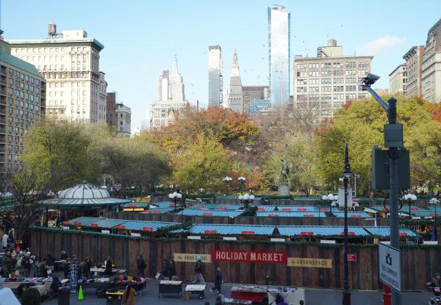 (251119) -- NEW YORK, Nov. 19, 2025 (Xinhua) -- Photo taken on Nov. 19, 2025 shows the holiday market at Union Square in New York, the United States. More than 150 booths selling unique gifts created by local craftsmen and artists filled Union Square in New York city for its annual Holiday Market, which runs from November 13 to December 24, 2025. (Xinhua/Zhang Fengguo)