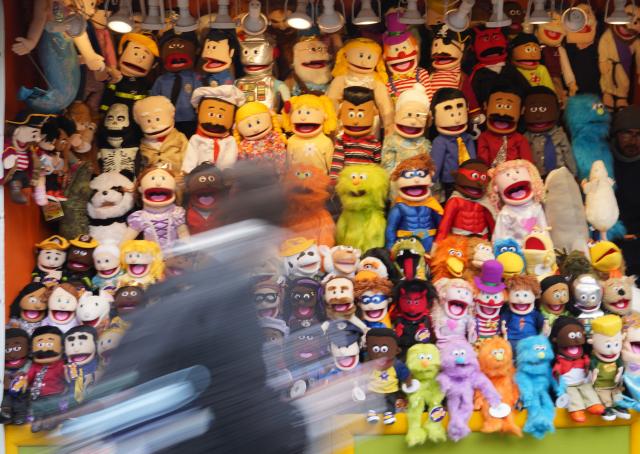 (251119) -- NEW YORK, Nov. 19, 2025 (Xinhua) -- Photo taken on Nov. 19, 2025 shows a booth at the holiday market at Union Square in New York, the United States. More than 150 booths selling unique gifts created by local craftsmen and artists filled Union Square in New York city for its annual Holiday Market, which runs from November 13 to December 24, 2025. (Xinhua/Zhang Fengguo)