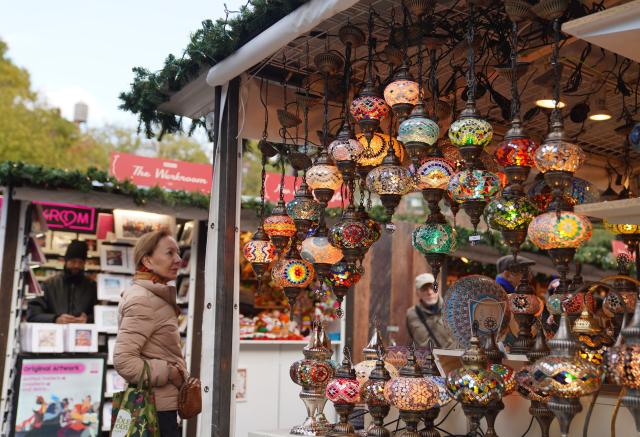(251119) -- NEW YORK, Nov. 19, 2025 (Xinhua) -- People visit the holiday market at Union Square in New York, the United States, on Nov, 19, 2025. More than 150 booths selling unique gifts created by local craftsmen and artists filled Union Square in New York city for its annual Holiday Market, which runs from November 13 to December 24, 2025. (Xinhua/Zhang Fengguo)