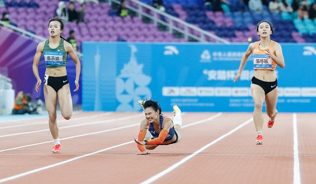 (251120) -- BEIJING, Nov. 20, 2025 (Xinhua) -- Liu Yinglan (C) of Sichuan falls down during the women's 200m final of athletics at China's 15th National Games in Guangzhou, south China's Guangdong Province, Nov. 19, 2025. (Xinhua/Huang Wei)