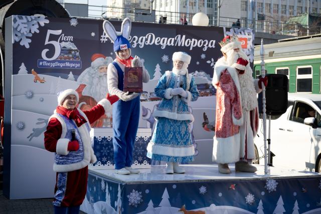 (251120) -- BEIJING, Nov. 20, 2025 (Xinhua) -- Performers playing the roles of "Father Frost" and "Snow Maiden" perform with other actors in Vladivostok, Russia, on Nov. 19, 2025.
  To celebrate Christmas and the New Year, the "Father Frost" train departed from Vladivostok on Nov. 19, embarking on a tour across Russia. The train will pass through approximately 70 cities in Russia, eventually arriving in Veliky Ustyugh, the hometown of "Father Frost." (Photo by Andrey Matveenko/Xinhua)