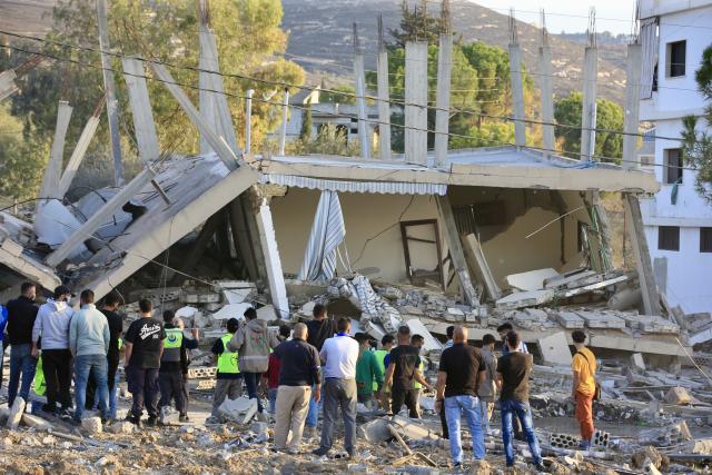 (251120) -- DEIR KIFA, Nov. 20, 2025 (Xinhua) -- Lebanese citizens check the ruins of a building destroyed by Israeli airstrikes in Deir Kifa, southern Lebanon, Nov. 19, 2025. (Photo by Ali Hashisho/Xinhua)