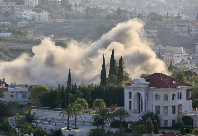 (251120) -- DEIR KIFA, Nov. 20, 2025 (Xinhua) -- This photo taken on Nov. 19, 2025 shows smoke rising from buildings following Israeli airstrikes in Deir Kifa, southern Lebanon. (Photo by Ali Hashisho/Xinhua)