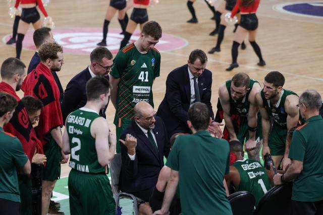 (251120) -- LJUBLJANA, Nov. 20, 2025 (Xinhua) -- Zvezdan Mtrovic (C), head coach of Cedevita Olimpija Ljubljana, gives instructions to players during the BKT Eurocup 2025/26 match between Cedevita Olimpija Ljubljana and Veolia Towers Hamburg in Ljubljana, Slovenia, Nov. 19, 2025. (Photo by Zeljko Stevanic/Xinhua)