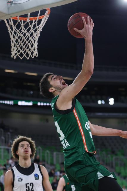 (251120) -- LJUBLJANA, Nov. 20, 2025 (Xinhua) -- Nikos Chougkaz (top) of Cedevita Olimpija Ljubljana goes for a layup during the BKT Eurocup 2025/26 match between Cedevita Olimpija Ljubljana and Veolia Towers Hamburg in Ljubljana, Slovenia, Nov. 19, 2025. (Photo by Zeljko Stevanic/Xinhua)