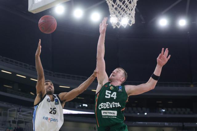 (251120) -- LJUBLJANA, Nov. 20, 2025 (Xinhua) -- Kenneth Ogbe (L) of Veolia Towers Hamburg goes for a layup during the BKT Eurocup 2025/26 match between Cedevita Olimpija Ljubljana and Veolia Towers Hamburg in Ljubljana, Slovenia, Nov. 19, 2025. (Photo by Zeljko Stevanic/Xinhua)