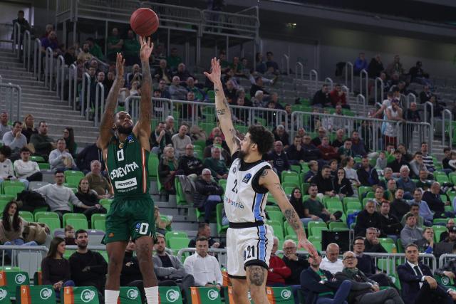 (251120) -- LJUBLJANA, Nov. 20, 2025 (Xinhua) -- DJ Stewart (L) of Cedevita Olimpija Ljubljana shoots during the BKT Eurocup 2025/26 match between Cedevita Olimpija Ljubljana and Veolia Towers Hamburg in Ljubljana, Slovenia, Nov. 19, 2025. (Photo by Zeljko Stevanic/Xinhua)
