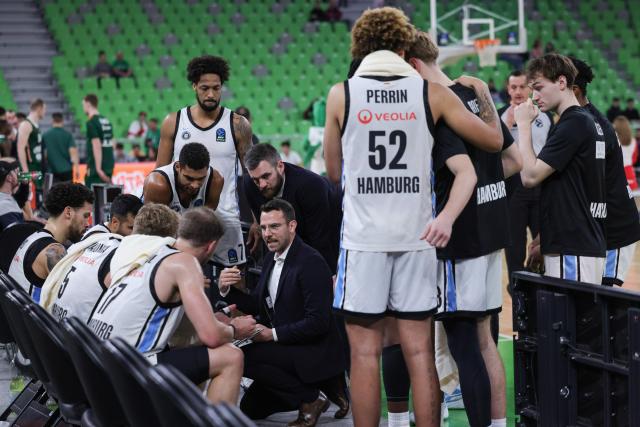 (251120) -- LJUBLJANA, Nov. 20, 2025 (Xinhua) -- Benka Barloschky (C), head coach of Veolia Towers Hamburg, gives instructions to the players during the BKT Eurocup 2025/26 match between Cedevita Olimpija Ljubljana and Veolia Towers Hamburg in Ljubljana, Slovenia, Nov. 19, 2025. (Photo by Zeljko Stevanic/Xinhua)