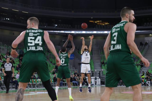 (251120) -- LJUBLJANA, Nov. 20, 2025 (Xinhua) -- Devon Daniels IV (2nd R) of Veolia Towers Hamburg shoots during the BKT Eurocup 2025/26 match between Cedevita Olimpija Ljubljana and Veolia Towers Hamburg in Ljubljana, Slovenia, Nov. 19, 2025. (Photo by Zeljko Stevanic/Xinhua)