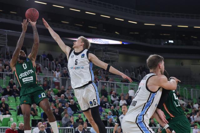 (251120) -- LJUBLJANA, Nov. 20, 2025 (Xinhua) -- DJ Stewart (top L) of Cedevita Olimpija Ljubljana shoots during the BKT Eurocup 2025/26 match between Cedevita Olimpija Ljubljana and Veolia Towers Hamburg in Ljubljana, Slovenia, Nov. 19, 2025. (Photo by Zeljko Stevanic/Xinhua)