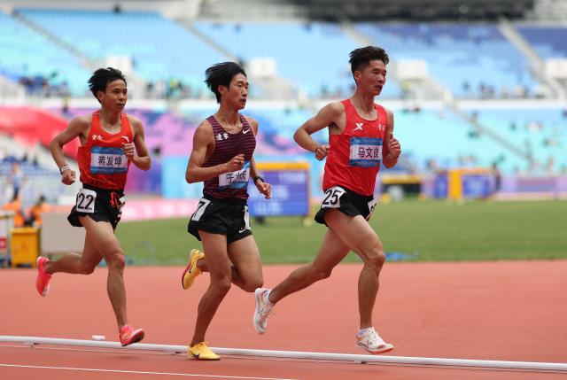 (251120) -- GUANGZHOU, Nov. 20, 2025 (Xinhua) -- Jiang Fakun of Yunnan, Yu Shuiqing of Liaoning, Ma Wenliang of Qinghai (from L to R) compete during the men's 10000m final of athletics at China's 15th National Games in Guangzhou, south China's Guangdong Province, Nov. 20, 2025. (Xinhua/Huang Wei)