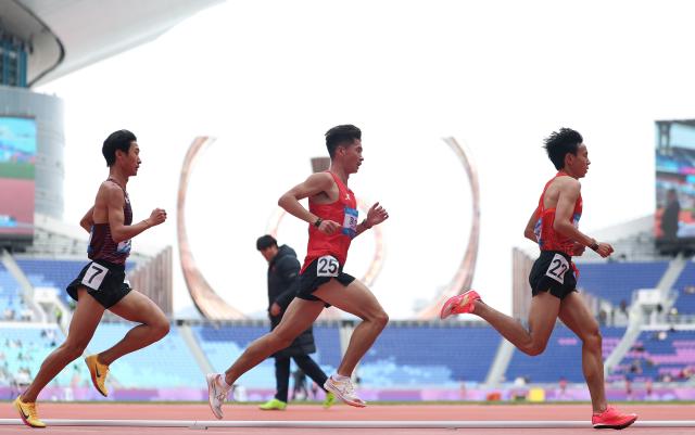 (251120) -- GUANGZHOU, Nov. 20, 2025 (Xinhua) -- Yu Shuiqing of Liaoning, Ma Wenliang of Qinghai, Jiang Fakun of Yunnan (from L to R) compete during the men's 10000m final of athletics at China's 15th National Games in Guangzhou, south China's Guangdong Province, Nov. 20, 2025. (Xinhua/Huang Wei)