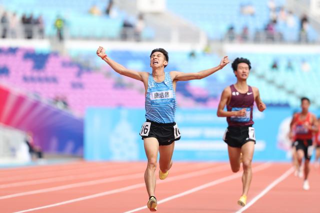 (251120) -- GUANGZHOU, Nov. 20, 2025 (Xinhua) -- Tang Haoran (front) of Shandong crosses the finish line during the men's 10000m final of athletics at China's 15th National Games in Guangzhou, south China's Guangdong Province, Nov. 20, 2025. (Xinhua/Huang Wei)