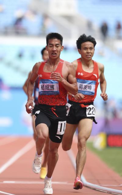 (251120) -- GUANGZHOU, Nov. 20, 2025 (Xinhua) -- Yang Shaohui (front) of Yunnan competes during the men's 10000m final of athletics at China's 15th National Games in Guangzhou, south China's Guangdong Province, Nov. 20, 2025. (Xinhua/Huang Wei)