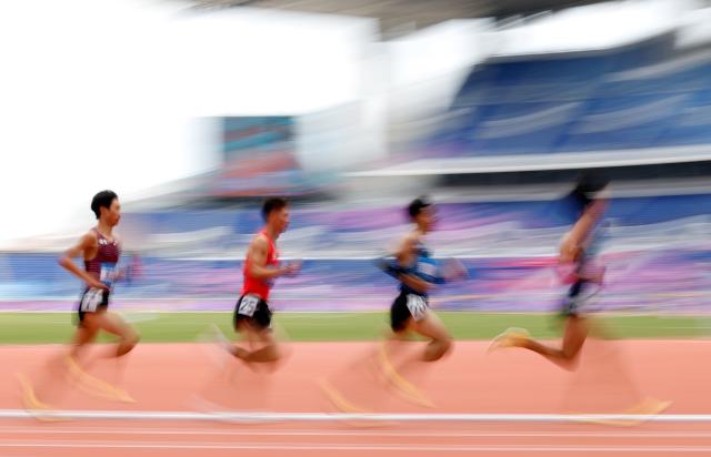(251120) -- GUANGZHOU, Nov. 20, 2025 (Xinhua) -- Athletes compete during the men's 10000m final of athletics at China's 15th National Games in Guangzhou, south China's Guangdong Province, Nov. 20, 2025. (Xinhua/Huang Wei)