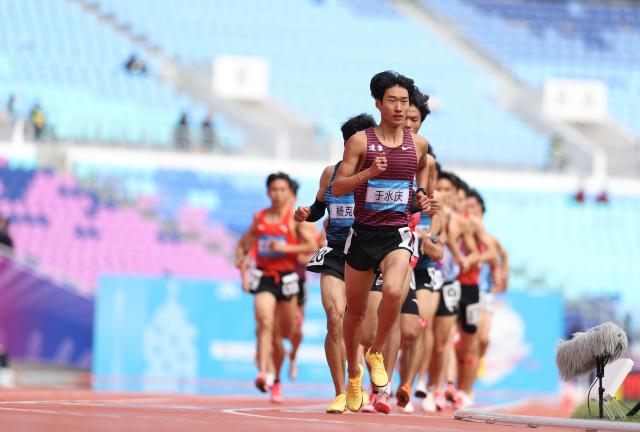 (251120) -- GUANGZHOU, Nov. 20, 2025 (Xinhua) -- Yu Shuiqing (front) of Liaoning competes during the men's 10000m final of athletics at China's 15th National Games in Guangzhou, south China's Guangdong Province, Nov. 20, 2025. (Xinhua/Huang Wei)