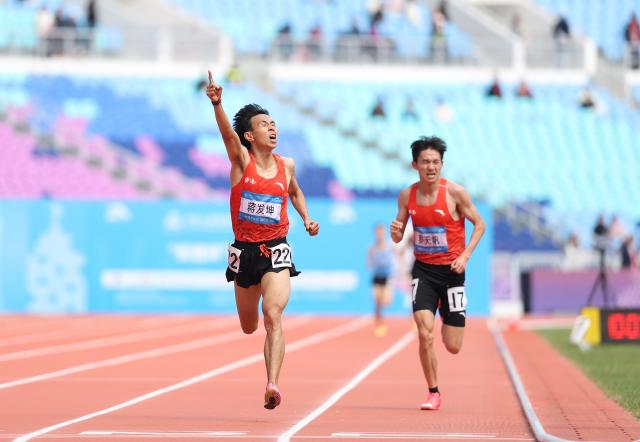 (251120) -- GUANGZHOU, Nov. 20, 2025 (Xinhua) -- Jiang Fakun (L) of Yunnan crosses the finish line during the men's 10000m final of athletics at China's 15th National Games in Guangzhou, south China's Guangdong Province, Nov. 20, 2025. (Xinhua/Huang Wei)