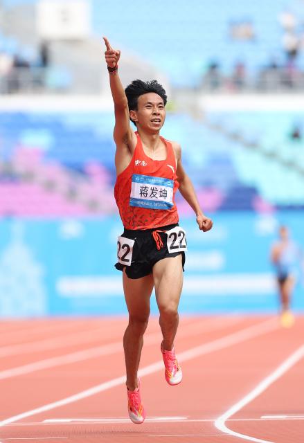 (251120) -- GUANGZHOU, Nov. 20, 2025 (Xinhua) -- Jiang Fakun of Yunnan crosses the finish line during the men's 10000m final of athletics at China's 15th National Games in Guangzhou, south China's Guangdong Province, Nov. 20, 2025. (Xinhua/Huang Wei)