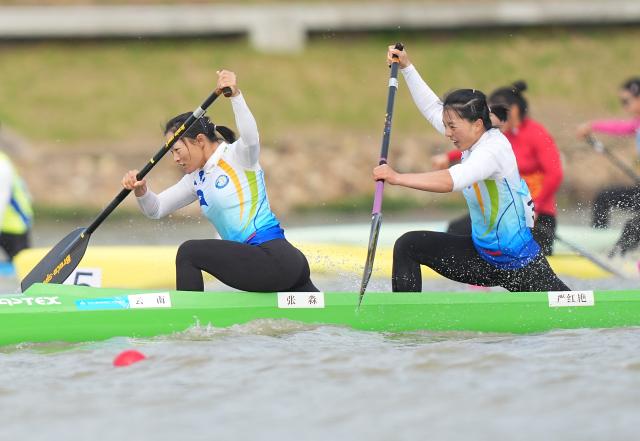 (251120) -- GUANGZHOU, Nov. 20, 2025 (Xinhua) -- Zhang Miao (L)/Yan Hongyan of Yunnan compete the women's canoe double 200m final A of canoe sprint at China's 15th National Games in Guangzhou, south China's Guangdong Province, Nov. 20, 2025. (Xinhua/Jigme Dorji)