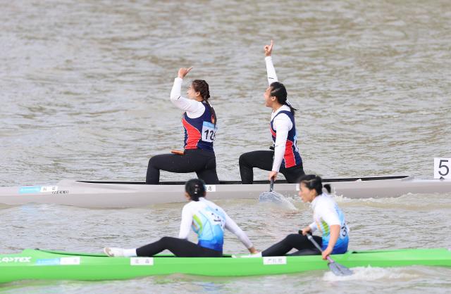 (251120) -- GUANGZHOU, Nov. 20, 2025 (Xinhua) -- Lin Xialian (back L)/Lin Wenjun (back R) of Fujian celebrate after the women's canoe double 200m final A of canoe sprint at China's 15th National Games in Guangzhou, south China's Guangdong Province, Nov. 20, 2025. (Xinhua/Yang Shiyao)