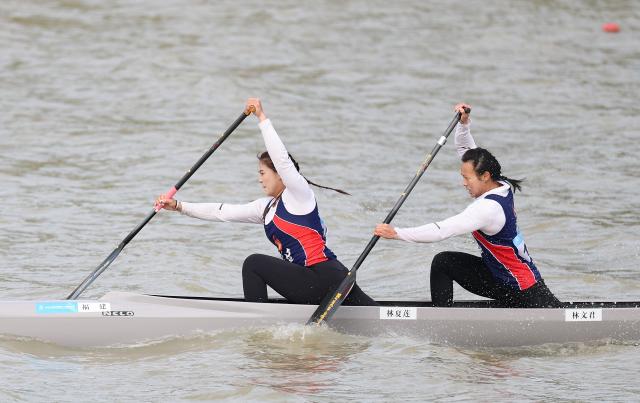 (251120) -- GUANGZHOU, Nov. 20, 2025 (Xinhua) -- Lin Xialian (L)/Lin Wenjun of Fujian compete during the women's canoe double 200m final A of canoe sprint at China's 15th National Games in Guangzhou, south China's Guangdong Province, Nov. 20, 2025. (Xinhua/Yang Shiyao)