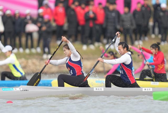 (251120) -- GUANGZHOU, Nov. 20, 2025 (Xinhua) -- Lin Xialian (front L)/Lin Wenjun (front R) of Fujian compete during the women's canoe double 200m final A of canoe sprint at China's 15th National Games in Guangzhou, south China's Guangdong Province, Nov. 20, 2025. (Xinhua/Jigme Dorji)