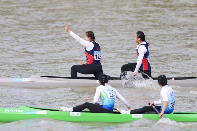 (251120) -- GUANGZHOU, Nov. 20, 2025 (Xinhua) -- Lin Xialian (back L)/Lin Wenjun (back R) of Fujian celebrate after the women's canoe double 200m final A of canoe sprint at China's 15th National Games in Guangzhou, south China's Guangdong Province, Nov. 20, 2025. (Xinhua/Yang Shiyao)