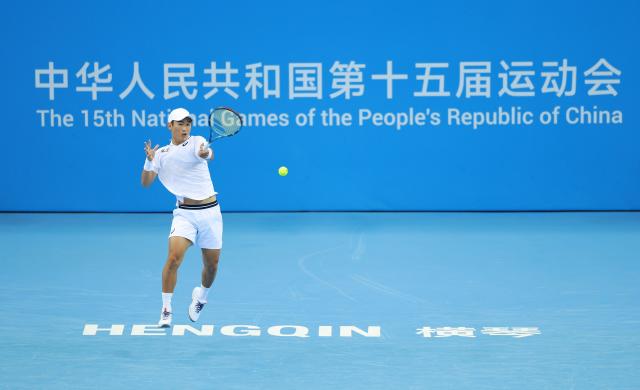 (251120) -- HENGQIN, Nov. 20, 2025 (Xinhua) -- Shang Juncheng hits a return during the tennis men's singles final between Shang Juncheng of Beijing and Wu Yibing of Zhejiang at China's 15th National Games in Hengqin, south China's Guangdong Province, Nov. 20, 2025. (Xinhua/Yan Linyun)