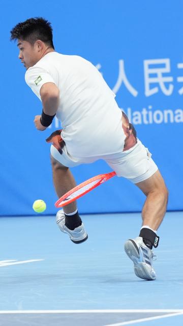 (251120) -- HENGQIN, Nov. 20, 2025 (Xinhua) -- Wu Yibing hits a return during the tennis men's singles final between Shang Juncheng of Beijing and Wu Yibing of Zhejiang at China's 15th National Games in Hengqin, south China's Guangdong Province, Nov. 20, 2025. (Xinhua/Yan Linyun)