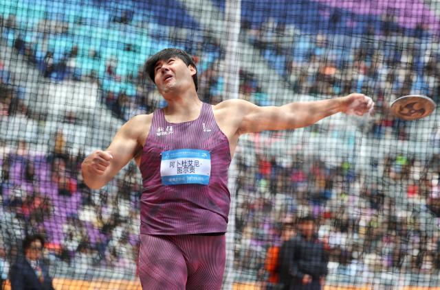 (251120) -- GUANGZHOU, Nov. 20, 2025 (Xinhua) -- Abuduaini Tuergong of Xinjiang competes during the men's discus throw final of athletics at China's 15th National Games in Guangzhou, south China's Guangdong Province, Nov. 20, 2025. (Xinhua/Jiang Han)