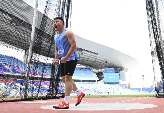 (251120) -- GUANGZHOU, Nov. 20, 2025 (Xinhua) -- Xing Jiadong of Shandong reacts during the men's discus throw final of athletics at China's 15th National Games in Guangzhou, south China's Guangdong Province, Nov. 20, 2025. (Xinhua/Jiang Han)