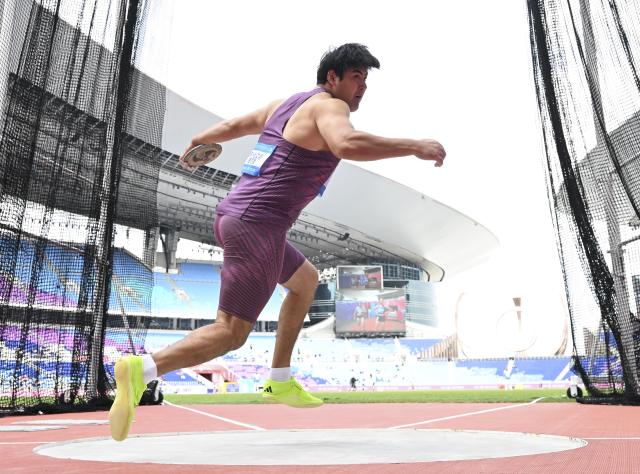 (251120) -- GUANGZHOU, Nov. 20, 2025 (Xinhua) -- Abuduaini Tuergong of Xinjiang competes during the men's discus throw final of athletics at China's 15th National Games in Guangzhou, south China's Guangdong Province, Nov. 20, 2025. (Xinhua/Jiang Han)