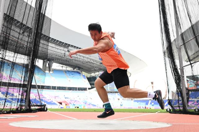 (251120) -- GUANGZHOU, Nov. 20, 2025 (Xinhua) -- Zhu Jiacheng of Zhejiang competes during the men's discus throw final of athletics at China's 15th National Games in Guangzhou, south China's Guangdong Province, Nov. 20, 2025. (Xinhua/Jiang Han)