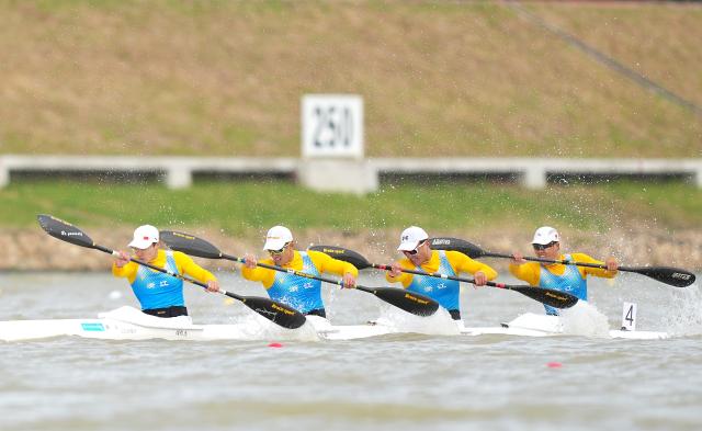 (251120) -- GUANGZHOU, Nov. 20, 2025 (Xinhua) -- Team Zhejiang compete during the men's kayak four 500m final A of canoe sprint at China's 15th National Games in Guangzhou, south China's Guangdong Province, Nov. 20, 2025. (Xinhua/Jigme Dorji)