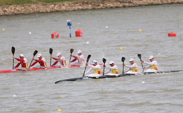 (251120) -- GUANGZHOU, Nov. 20, 2025 (Xinhua) -- Team Shandong (bottom) compete during the men's kayak four 500m final A of canoe sprint at China's 15th National Games in Guangzhou, south China's Guangdong Province, Nov. 20, 2025. (Xinhua/Yang Shiyao)