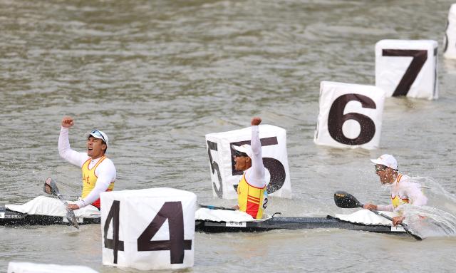 (251120) -- GUANGZHOU, Nov. 20, 2025 (Xinhua) -- Players of team Shandong celebrate during the men's kayak four 500m final A of canoe sprint at China's 15th National Games in Guangzhou, south China's Guangdong Province, Nov. 20, 2025. (Xinhua/Yang Shiyao)