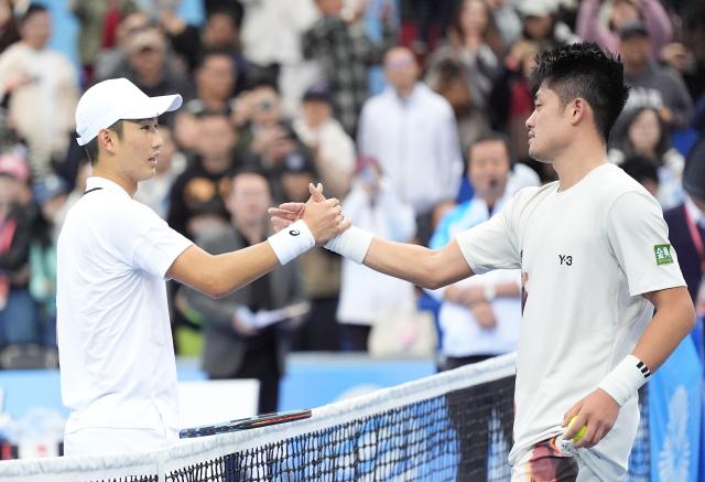 (251120) -- HENGQIN, Nov. 20, 2025 (Xinhua) -- Wu Yibing (R) greets with Shang Juncheng after the tennis men's singles final between Shang Juncheng of Beijing and Wu Yibing of Zhejiang at China's 15th National Games in Hengqin, south China's Guangdong Province, Nov. 20, 2025. (Xinhua/Yan Linyun)