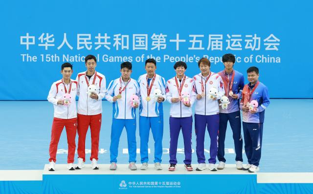 (251120) -- HENGQIN, Nov. 20, 2025 (Xinhua) -- Gold medalist Wu Yibing (3rd L) of Zhejiang, silver medalist Shang Juncheng (1st L) of Beijing, bronze medalists Coleman Wong Chak Lam (4th R) of Hong Kong and Zhou Yi (2nd R) of Guangxi pose with their coaches during the awarding ceremony for tennis men's singles at China's 15th National Games in Hengqin, south China's Guangdong Province, Nov. 20, 2025. (Xinhua/Zhang Chenlin)