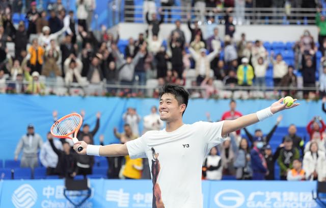 (251120) -- HENGQIN, Nov. 20, 2025 (Xinhua) -- Wu Yibing celebrates victory after the tennis men's singles final between Shang Juncheng of Beijing and Wu Yibing of Zhejiang at China's 15th National Games in Hengqin, south China's Guangdong Province, Nov. 20, 2025. (Xinhua/Yan Linyun)