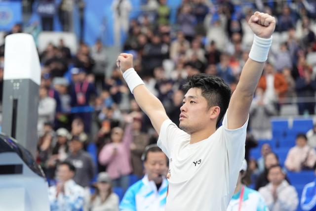 (251120) -- HENGQIN, Nov. 20, 2025 (Xinhua) -- Wu Yibing celebrates victory after the tennis men's singles final between Shang Juncheng of Beijing and Wu Yibing of Zhejiang at China's 15th National Games in Hengqin, south China's Guangdong Province, Nov. 20, 2025. (Xinhua/Yan Linyun)