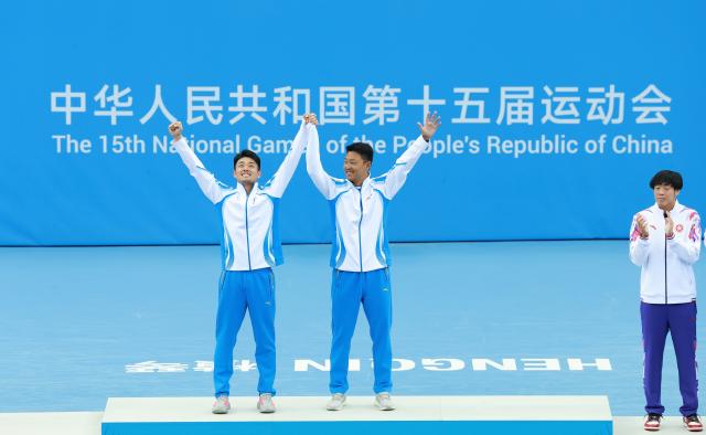 (251120) -- HENGQIN, Nov. 20, 2025 (Xinhua) -- Gold medalist Wu Yibing (L) of Zhejiang and his coach celebrate during the awarding ceremony for tennis men's singles at China's 15th National Games in Hengqin, south China's Guangdong Province, Nov. 20, 2025. (Xinhua/Zhang Chenlin)
