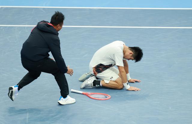 (251120) -- HENGQIN, Nov. 20, 2025 (Xinhua) -- Wu Yibing (R) reacts after winning the tennis men's singles final between Shang Juncheng of Beijing and Wu Yibing of Zhejiang at China's 15th National Games in Hengqin, south China's Guangdong Province, Nov. 20, 2025. (Xinhua/Zhang Chenlin)