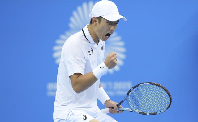 (251120) -- HENGQIN, Nov. 20, 2025 (Xinhua) -- Shang Juncheng celebrates scoring during the tennis men's singles final between Shang Juncheng of Beijing and Wu Yibing of Zhejiang at China's 15th National Games in Hengqin, south China's Guangdong Province, Nov. 20, 2025. (Xinhua/Yan Linyun)