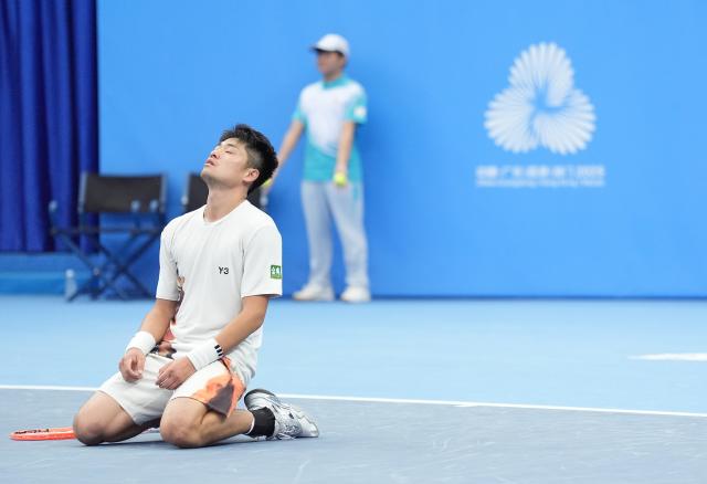 (251120) -- HENGQIN, Nov. 20, 2025 (Xinhua) -- Wu Yibing reacts after winning the tennis men's singles final between Shang Juncheng of Beijing and Wu Yibing of Zhejiang at China's 15th National Games in Hengqin, south China's Guangdong Province, Nov. 20, 2025. (Xinhua/Yan Linyun)