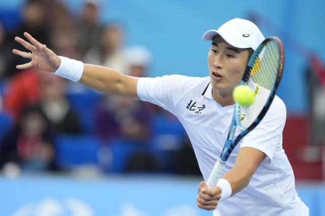 (251120) -- HENGQIN, Nov. 20, 2025 (Xinhua) -- Shang Juncheng hits a return during the tennis men's singles final between Shang Juncheng of Beijing and Wu Yibing of Zhejiang at China's 15th National Games in Hengqin, south China's Guangdong Province, Nov. 20, 2025. (Xinhua/Yan Linyun)