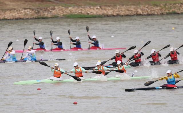 (251120) -- GUANGZHOU, Nov. 20, 2025 (Xinhua) -- Team Hubei (2nd from bottom) compete during the women's kayak four 500m final A of canoe sprint at China's 15th National Games in Guangzhou, south China's Guangdong Province, Nov. 20, 2025. (Xinhua/Yang Shiyao)