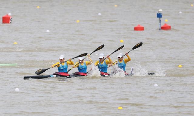 (251120) -- GUANGZHOU, Nov. 20, 2025 (Xinhua) -- Team Zhejiang compete during the women's kayak four 500m final A of canoe sprint at China's 15th National Games in Guangzhou, south China's Guangdong Province, Nov. 20, 2025. (Xinhua/Yang Shiyao)