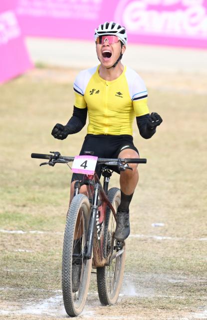 (251120) -- JIANGMEN, Nov. 20, 2025 (Xinhua) -- He Xuehui of Yunnan crosses the finish line during the men's cross-country final of cycling mountain bike in Jiangmen, south China's Guangdong Province, Nov. 20, 2025. (Xinhua/Chen Zhonghao)